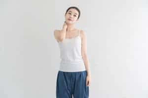肩がこる女性