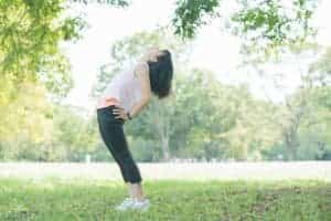 体を反らす女性