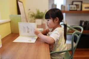 子供が勉強している