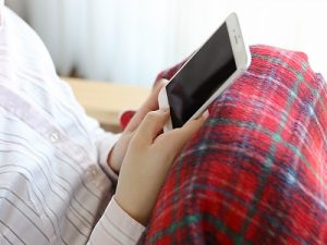 スマホを観る女性