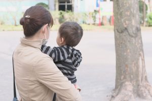 抱っこする女性