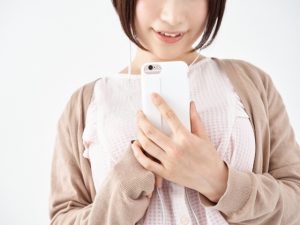 スマホを見る女性