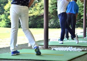 ゴルフをする男性