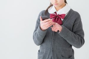 下を向いてスマホをする女性