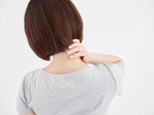 首を抑える女性