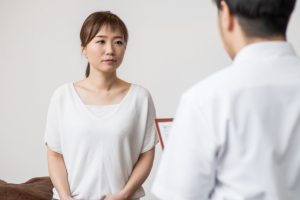 腰痛に悩む女性